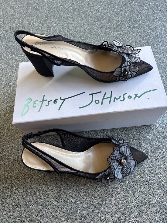 Betsey Johnson Shoes - Betsy Johnson Floral Mesh Heeks Size 9.5. Like New